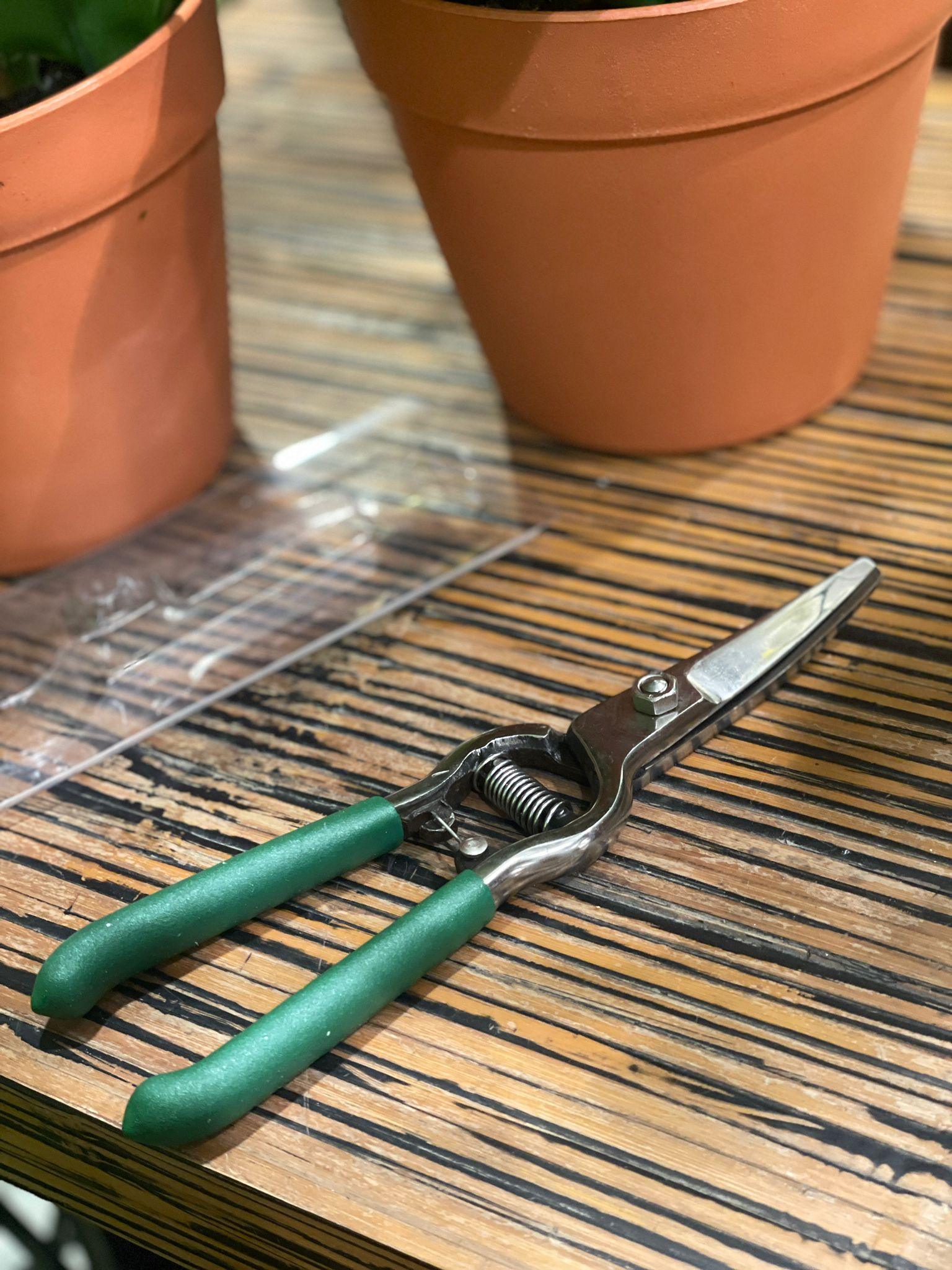 Garden Pruner - THE GARDEN CENTRE
