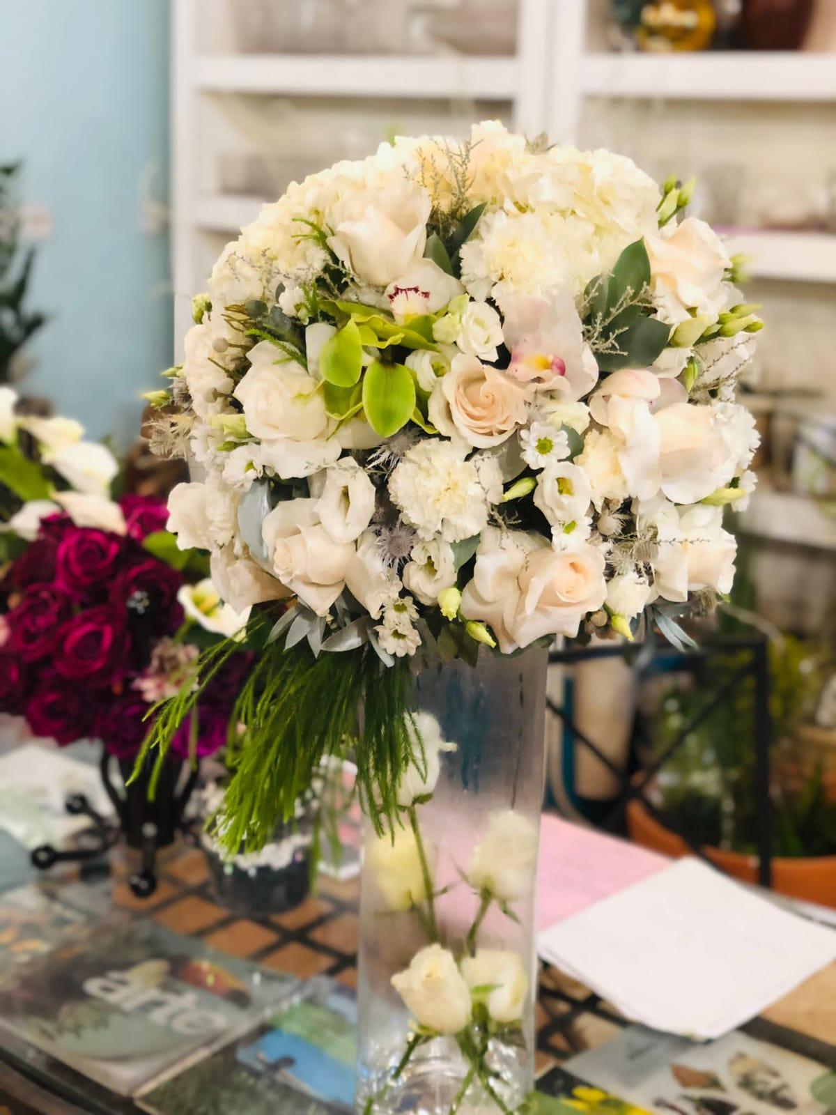 White peaceful Arrangement - THE GARDEN CENTRE