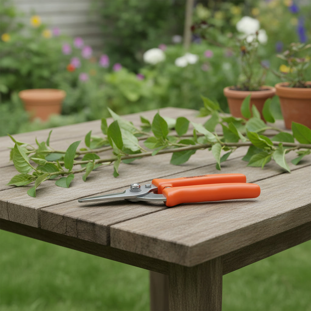 مقص تقليم الحدائق