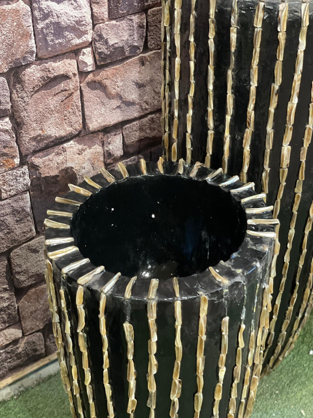 Black Gold Ribbed planter clado - THE GARDEN CENTRE